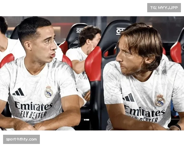 特写：老将莫德里奇替补席指导皇马年轻中场楚阿梅尼